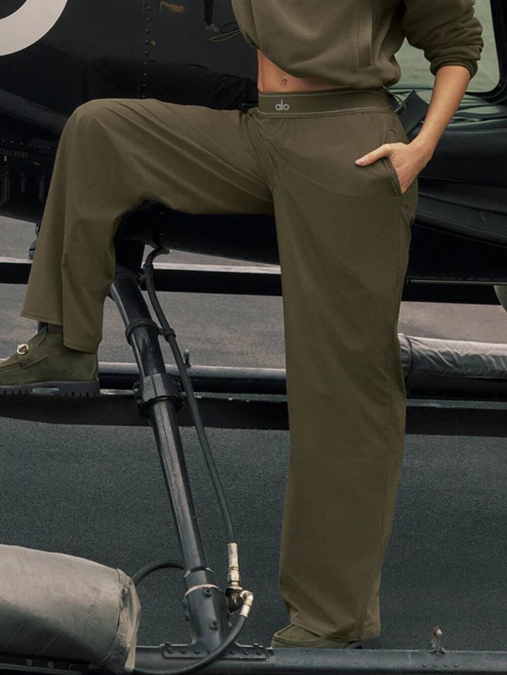 Olive ALO Yoga Suit Up Trouser🔥Wide-Leg,Regular Limited,30” Inseam👼Chic,New - Picture 7 of 7